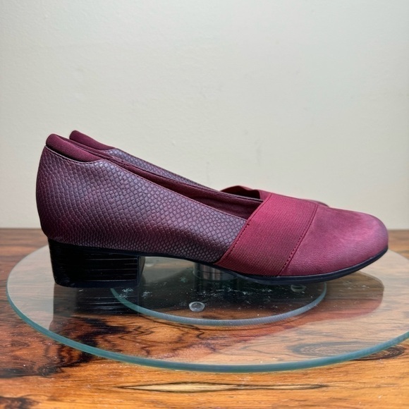 Trotters Melinda Slip-On in Burgundy Snake size 6 - Picture 6 of 16